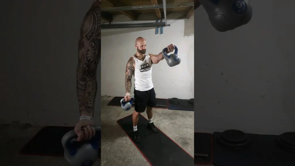 Élévation frontale debout kettlebell supination alterné (alternating standing underhand kettlebell front raise)
