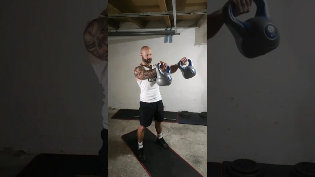 Élévation frontale debout kettlebell supination (standing underhand kettlebell front raise)