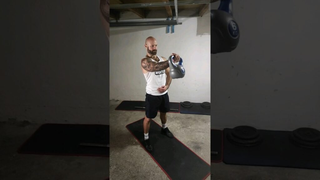 Élévation frontale debout kettlebell supination à un bras (standing one arm underhand kettlebell front raise)