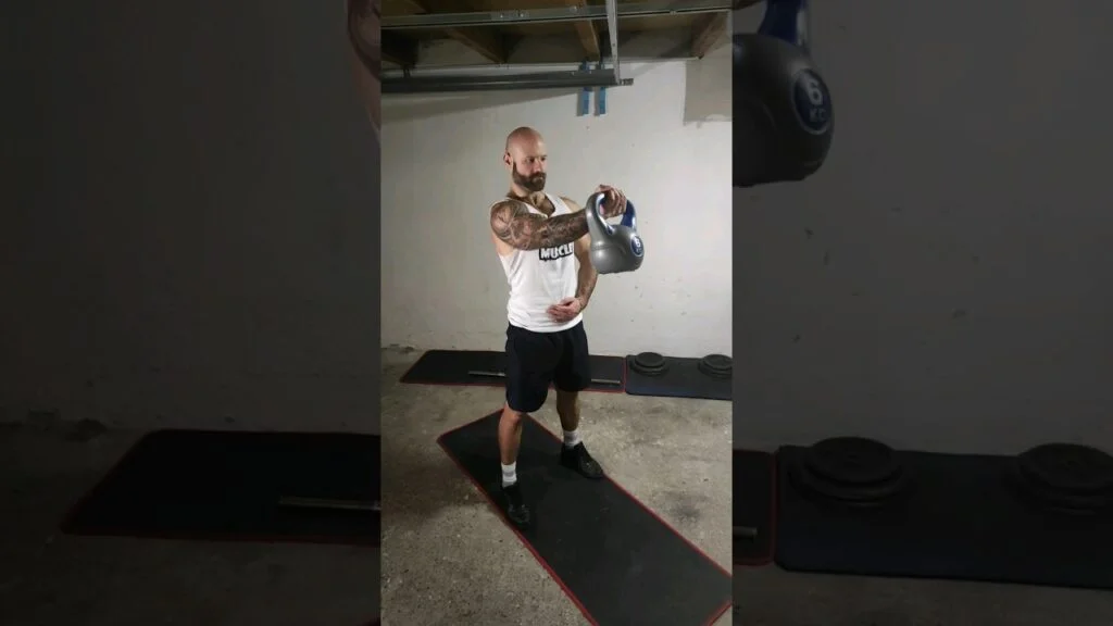 Élévation frontale debout kettlebell supination à un bras (standing one arm underhand kettlebell front raise)