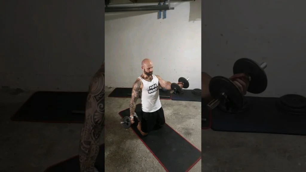 Élévation frontale à genou haltère supination alterné (alternating kneeling underhand dumbbell front raise)