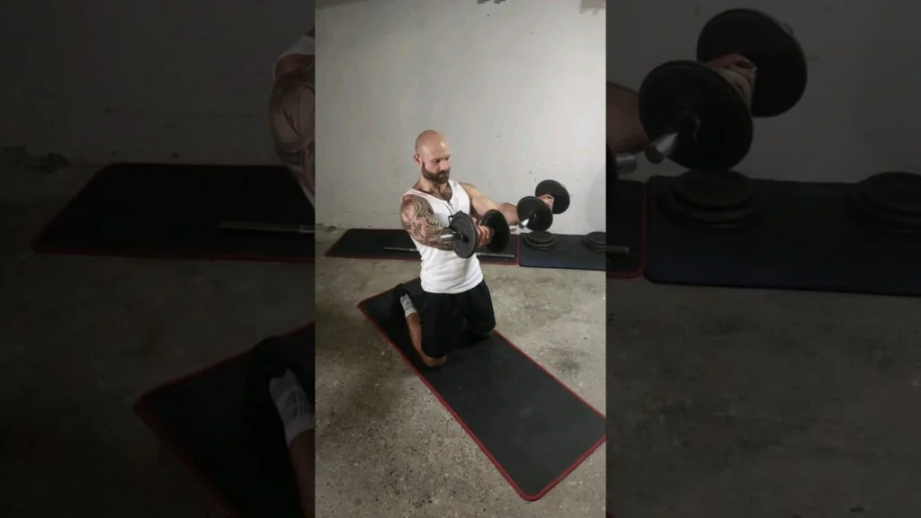 Élévation frontale à genou haltère supination (kneeling underhand dumbbell front raise)