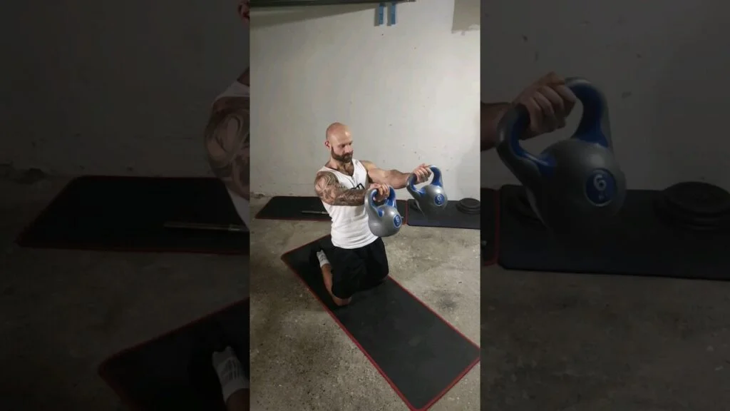Élévation frontale à genou kettlebell supination (kneeling underhand kettlebell front raise)
