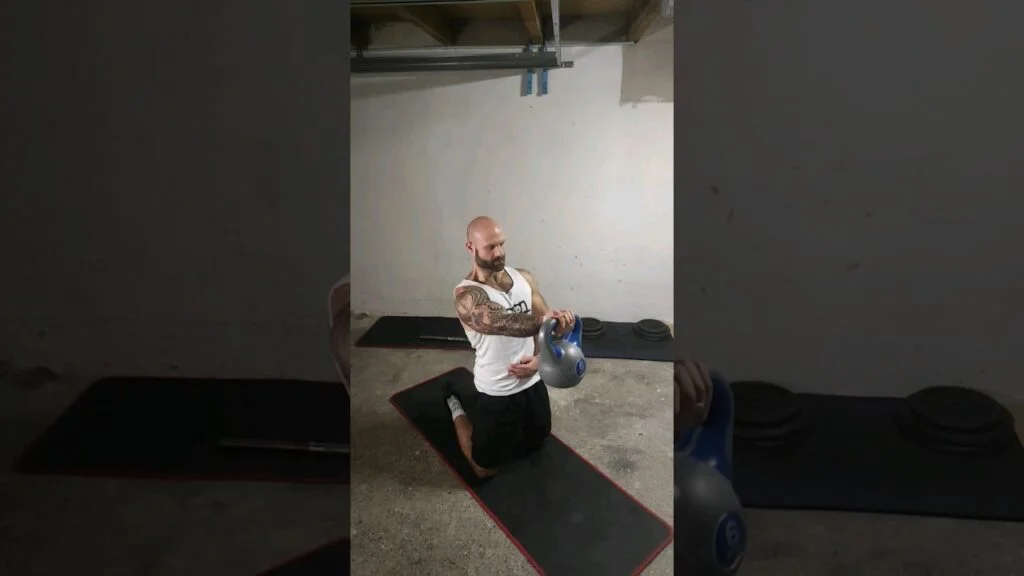 Élévation frontale à genou kettlebell supination à un bras (kneeling one arm underhand kettlebell front raise)