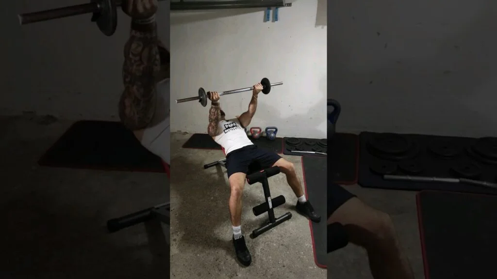Élévation frontale incliné barre supination (incline underhand barbell front raise)