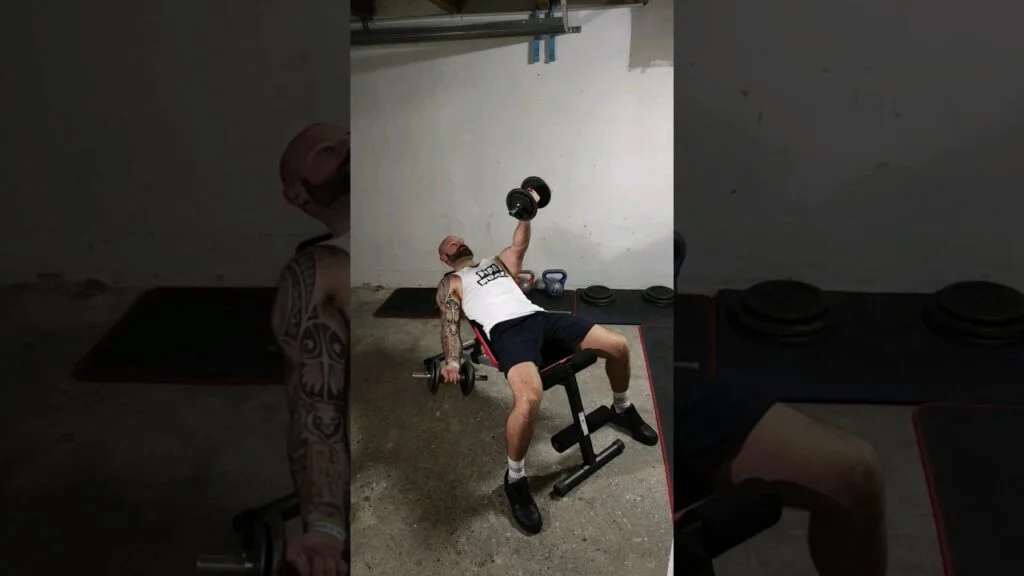 Élévation frontale incliné haltère supination alterné (alternating incline underhand dumbbell front raise)