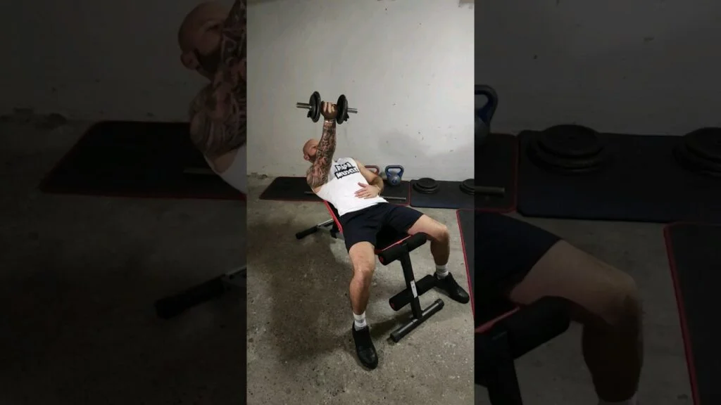 Élévation frontale incliné haltère supination à un bras (incline one arm underhand dumbbell front raise)