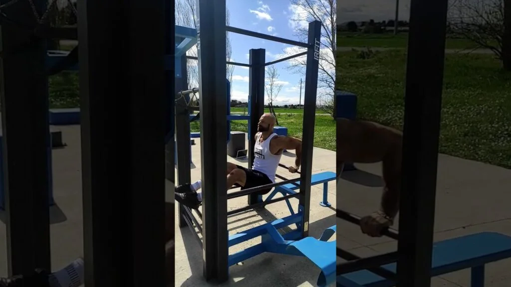 Dips triceps sur banc pieds surélevés (elevated bench triceps dips)