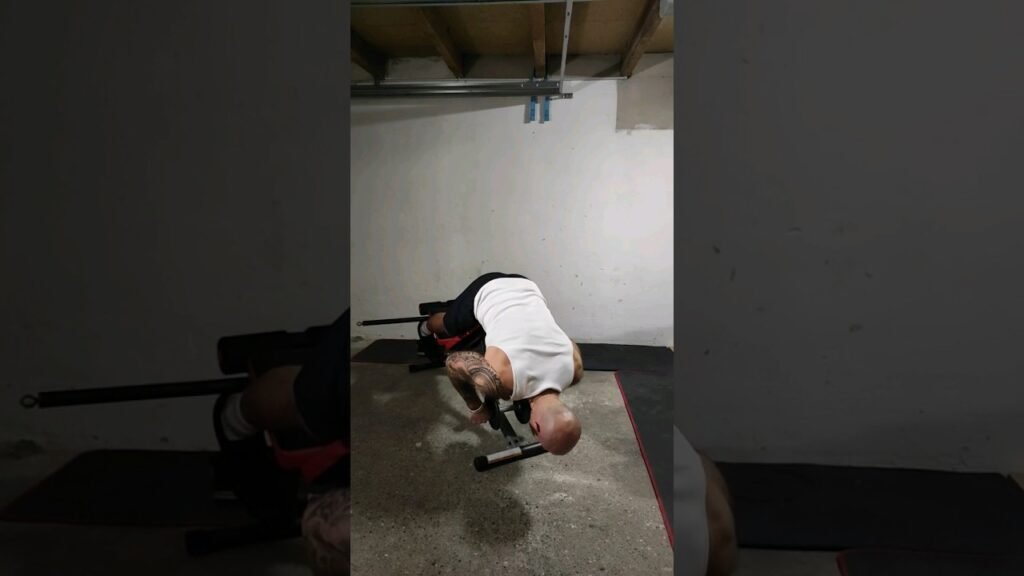 Extension lombaire banc à 45° haltère (dumbbell incline back extension)