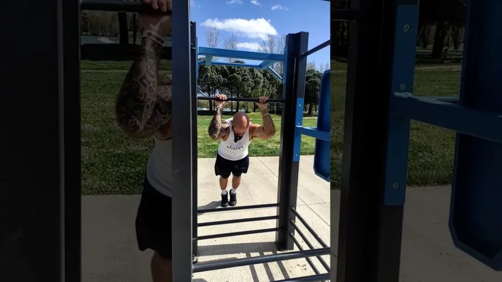 Extension triceps barre parallèle (parallel bar triceps extension)