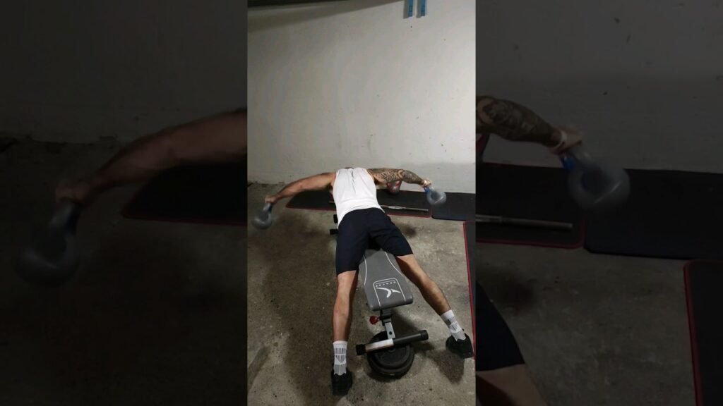 Oiseau couché dorsaux kettlebell (lying kettlebell lats lateral raise)