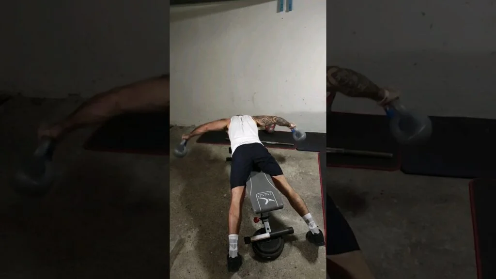 Oiseau couché dorsaux kettlebell (lying kettlebell lats lateral raise)