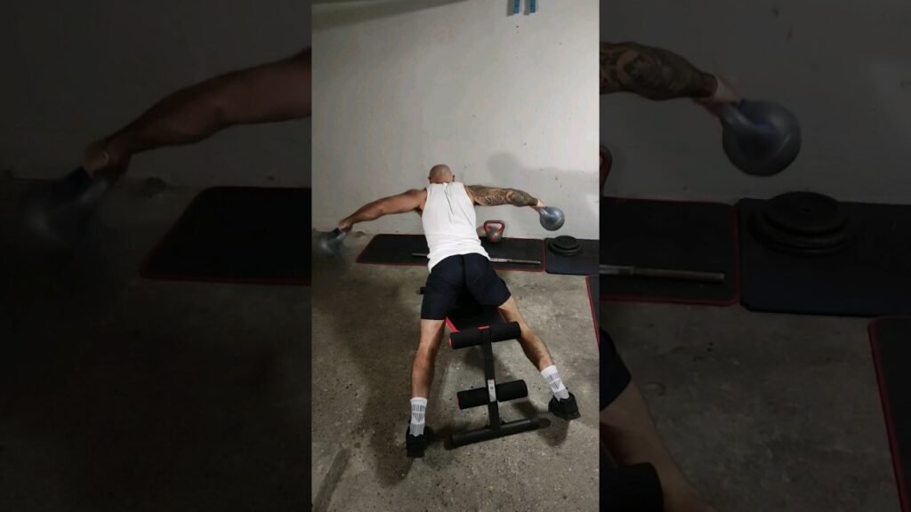 Oiseau incliné dorsaux kettlebell (incline kettlebell lats lateral raise)