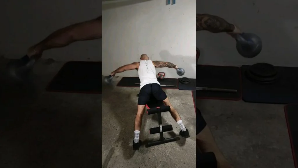 Oiseau incliné dorsaux kettlebell (incline kettlebell lats lateral raise)