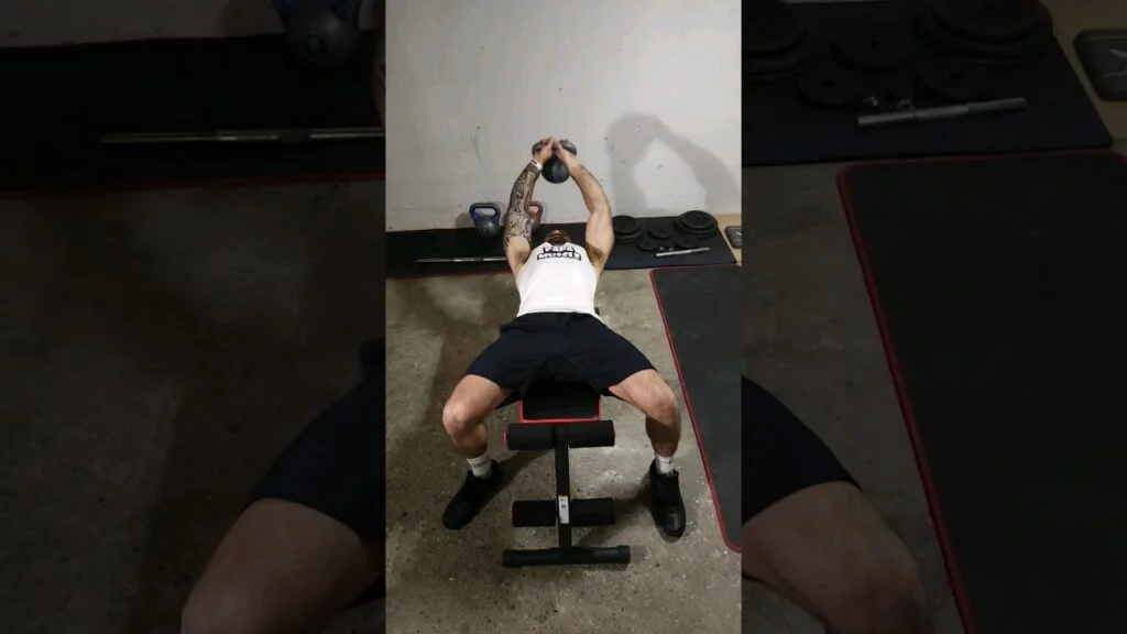 Pull over couché kettlebell (lying kettlebell pullover)