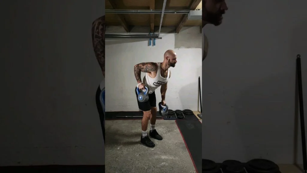 Rowing Yates kettlebell prise neutre alterné (alternating neutral grip kettlebell Yates row)