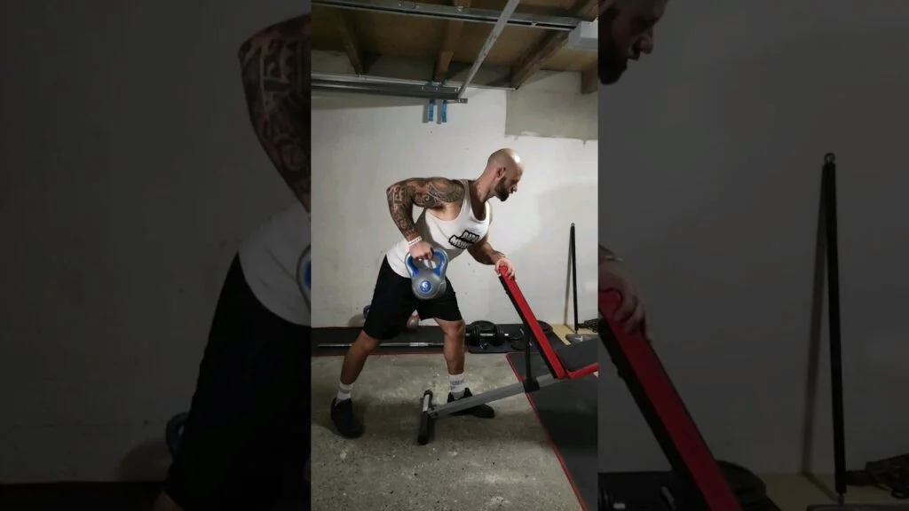 Rowing Kroc kettlebell (kettlebell Kroc row)