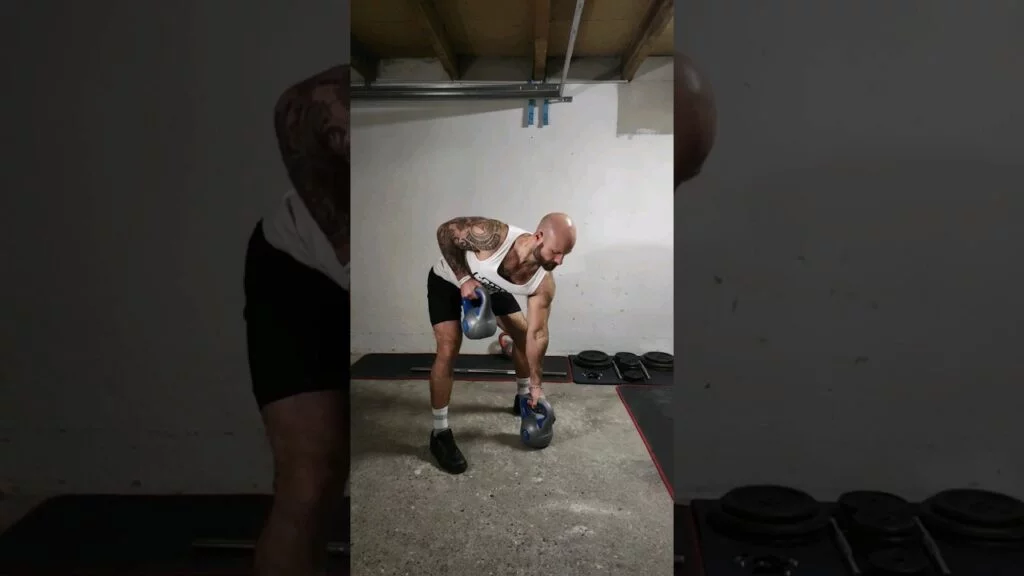 Rowing Pendlay kettlebell prise neutre alterné (alternating neutral grip kettlebell Pendlay row)
