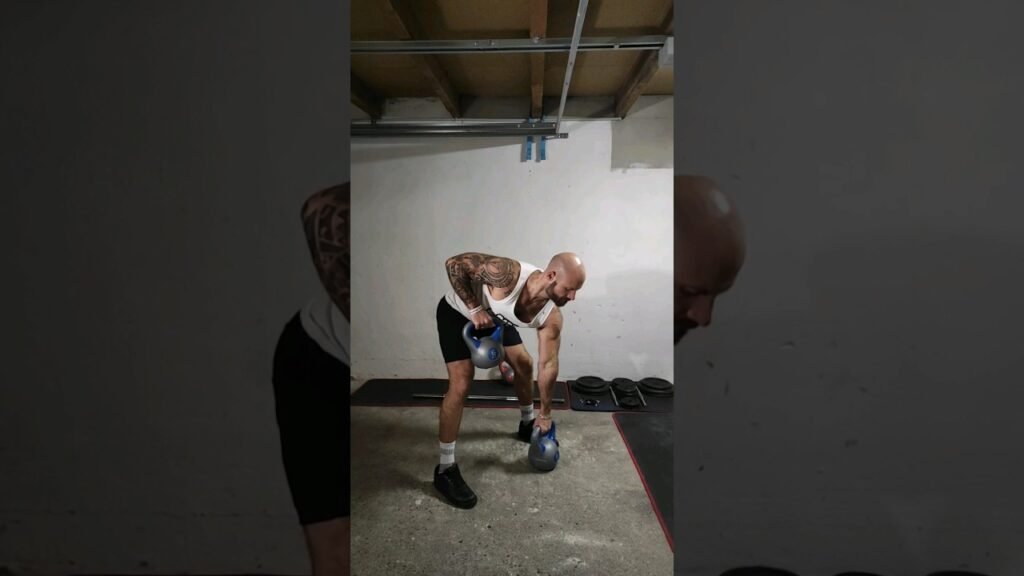 Rowing Pendlay kettlebell pronation alterné (alternating overhand kettlebell Pendlay row)