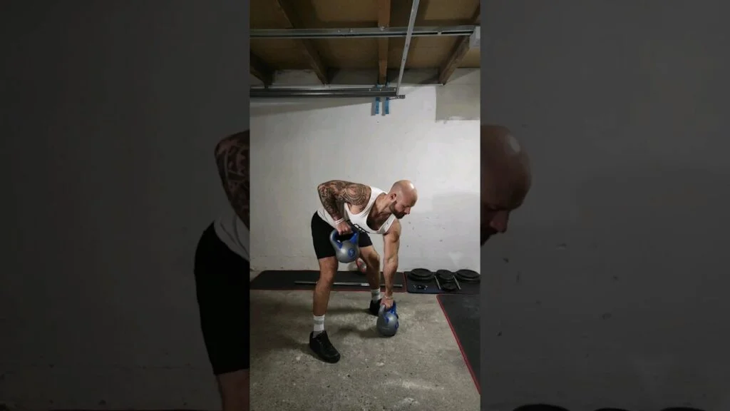 Rowing Pendlay kettlebell pronation alterné (alternating overhand kettlebell Pendlay row)
