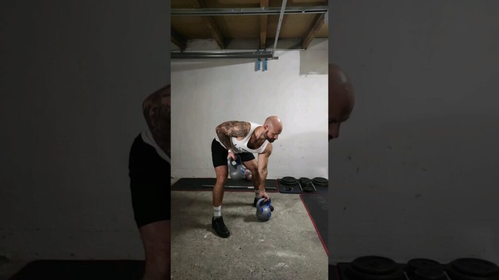 Rowing Pendlay kettlebell supination alterné (alternating underhand kettlebell Pendlay row)