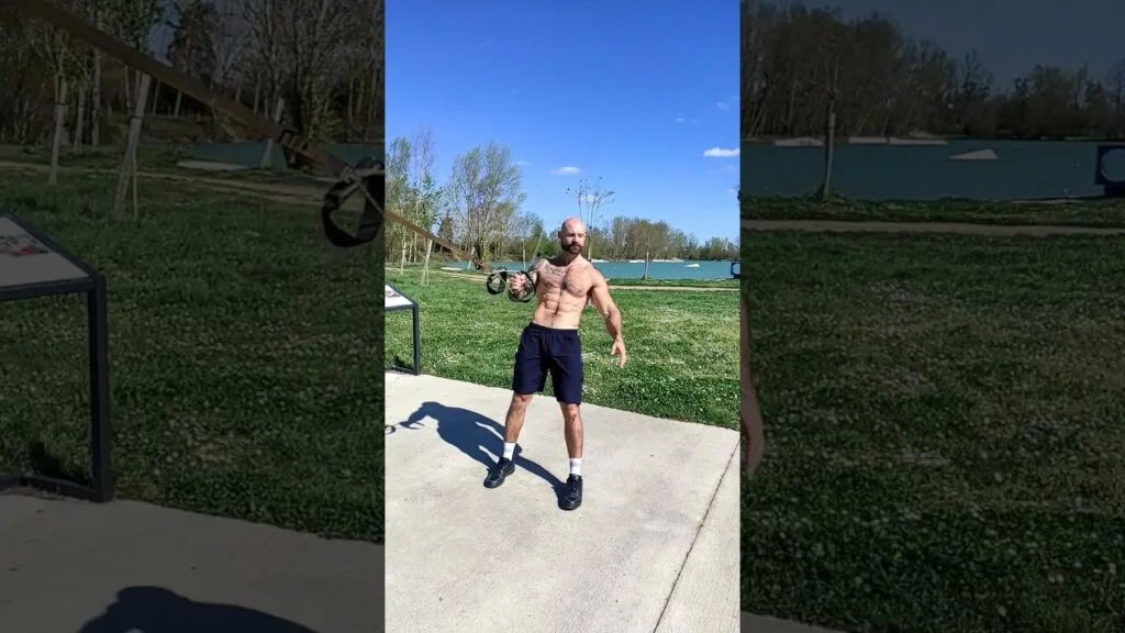 Rowing inversé TRX à un bras avec rotation du torse (one arm TRX inverted row with torso rotation)