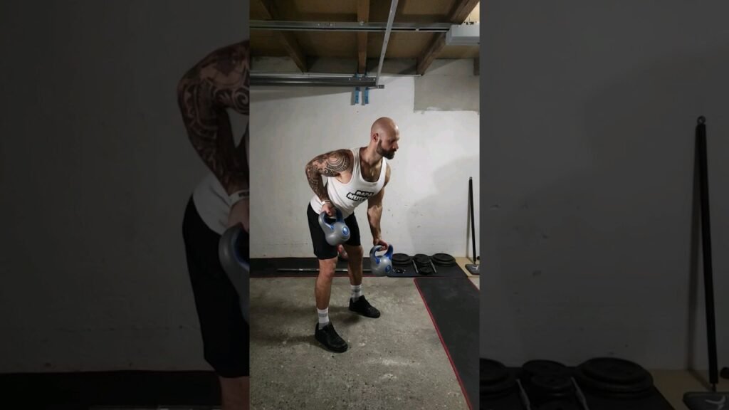 Rowing Yates kettlebell supination alterné (alternating underhand kettlebell Yates row)