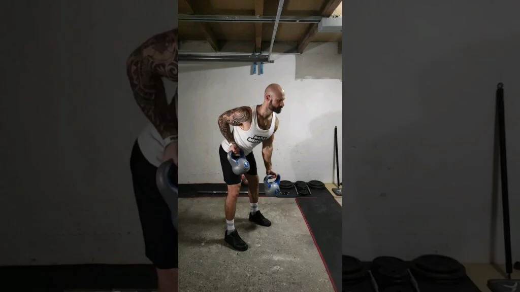 Rowing Yates kettlebell supination alterné (alternating underhand kettlebell Yates row)