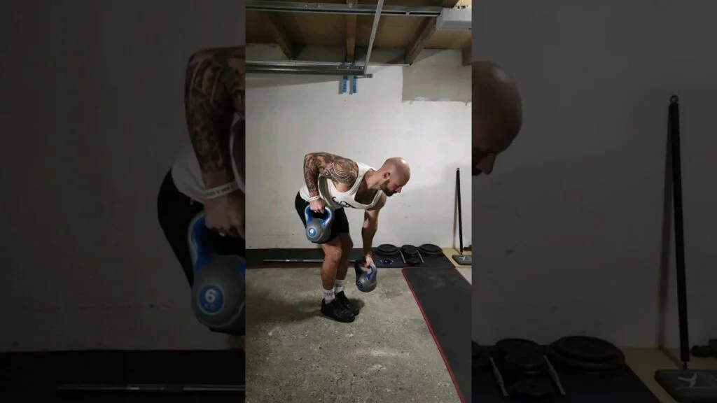 Rowing buste penché kettlebell prise neutre alterné (alternating neutral grip kettlebell bent over row)