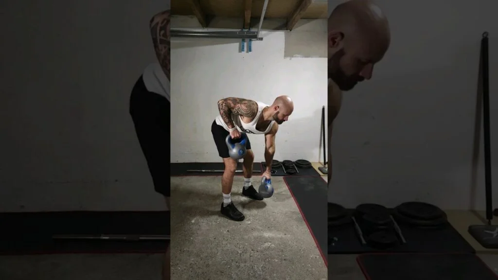 Rowing buste penché kettlebell pronation alterné (alternating overhand kettlebell bent over row)