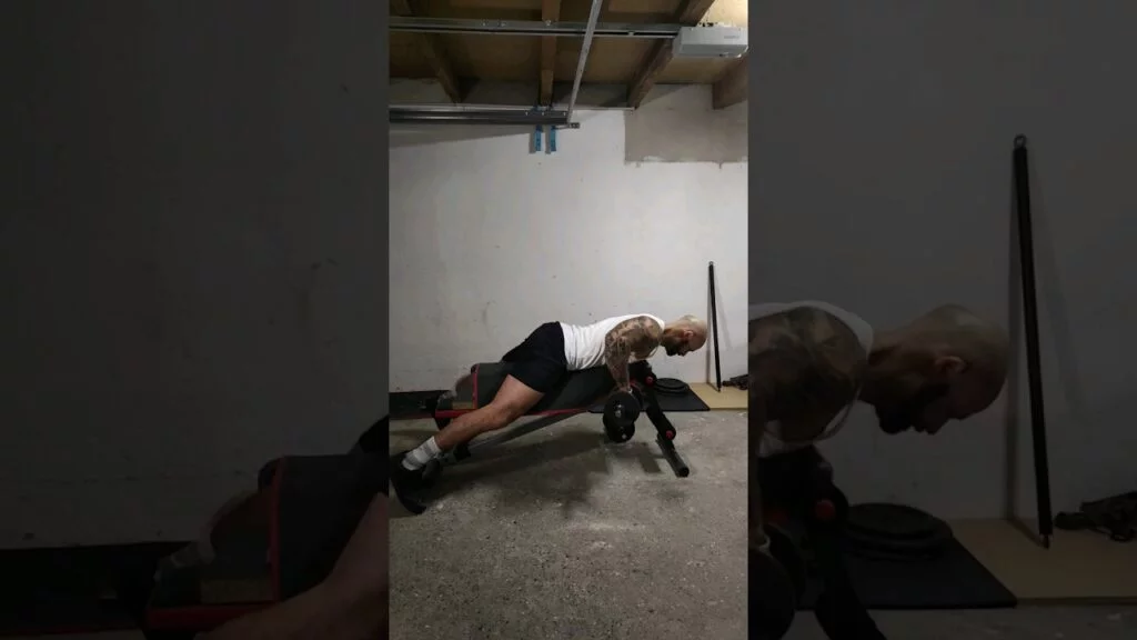 Rowing couché haltère pronation alterné (alternating overhand dumbbell seal row)