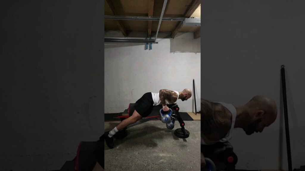 Rowing couché kettlebell prise neutre alterné (alternating neutral grip kettlebell seal row)