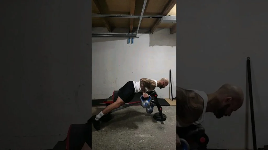 Rowing couché kettlebell prise neutre alterné (alternating neutral grip kettlebell seal row)
