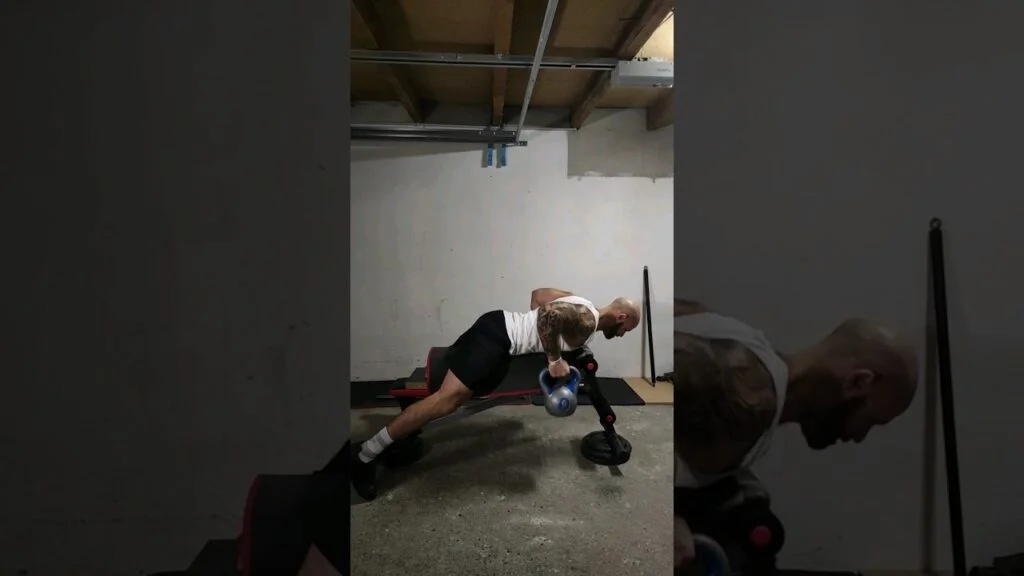 Rowing couché kettlebell prise neutre (neutral grip kettlebell seal row)