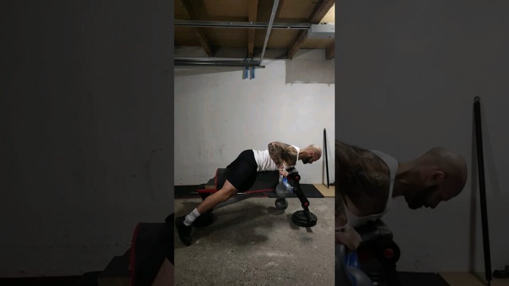 Rowing couché kettlebell pronation alterné (alternating overhand kettlebell seal row)