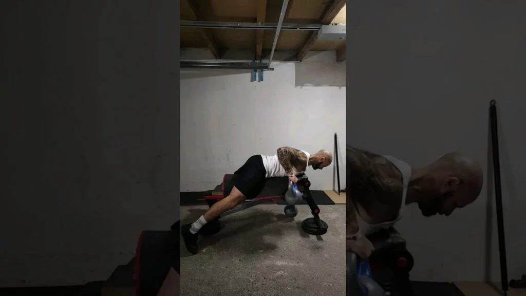 Rowing couché kettlebell pronation alterné (alternating overhand kettlebell seal row)
