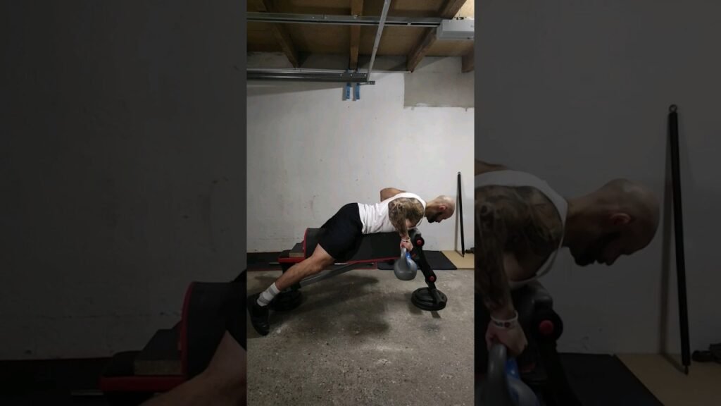 Rowing couché kettlebell pronation (overhand kettlebell seal row)