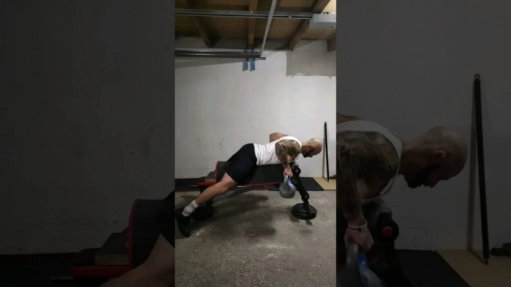 Rowing couché kettlebell pronation (overhand kettlebell seal row)