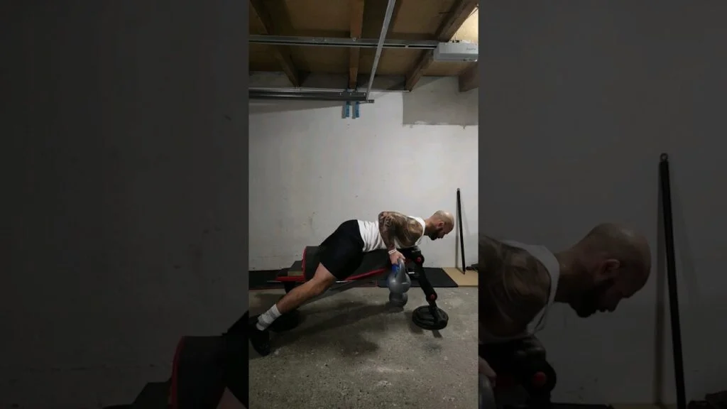 Rowing couché kettlebell supination alterné (alternating underhand kettlebell seal row)