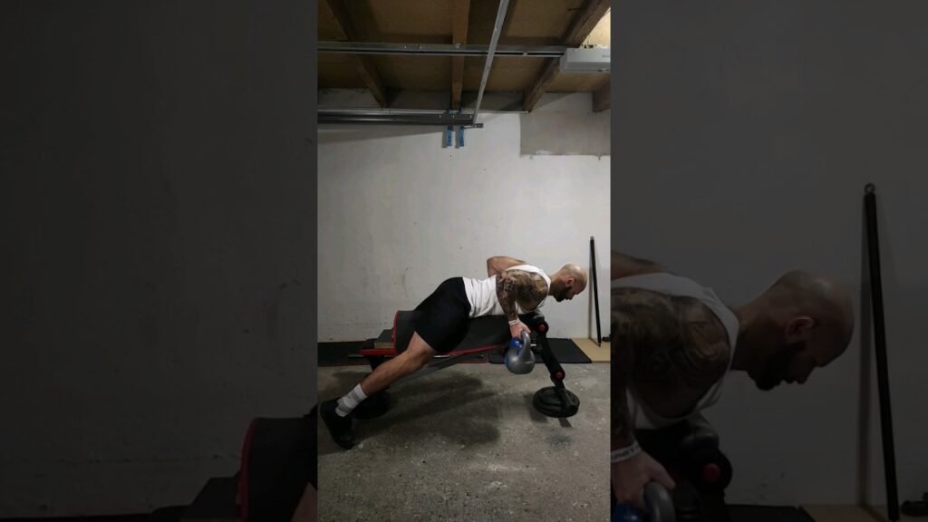 Rowing couché kettlebell supination (underhand kettlebell seal row)