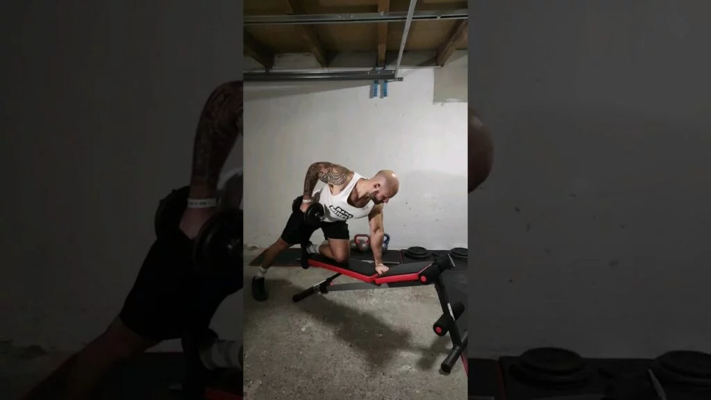 Rowing haltère à un bras à genou (kneeling one arm dumbbell row)