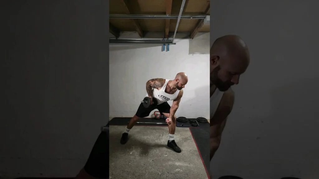 Rowing haltère à un bras sur genou avec rotation du poignet (one arm dumbbell row on knee with wrist rotation)