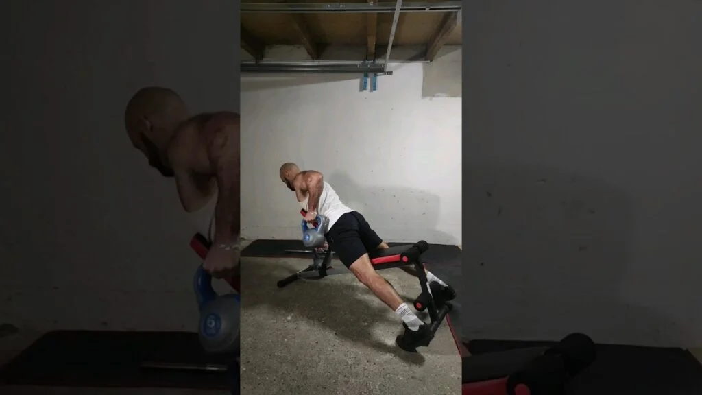 Rowing incliné kettlebell prise neutre alterné (alternating neutral grip incline kettlebell row)