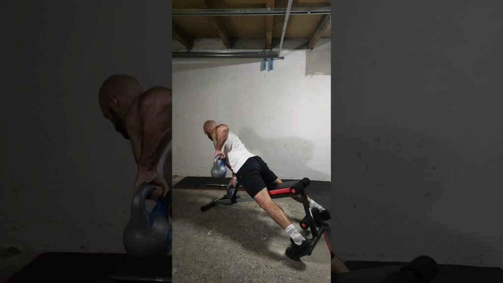 Rowing incliné kettlebell pronation alterné (alternating overhand incline kettlebell row)
