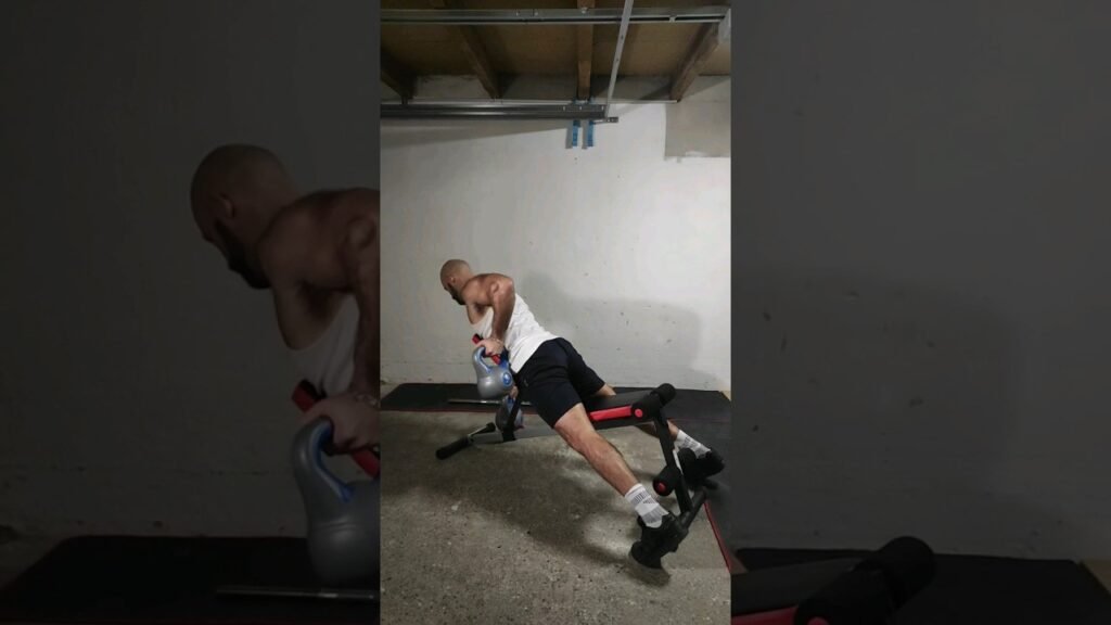 Rowing incliné kettlebell supination alterné (alternating underhand incline kettlebell row)