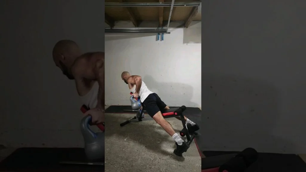 Rowing incliné kettlebell supination alterné (alternating underhand incline kettlebell row)