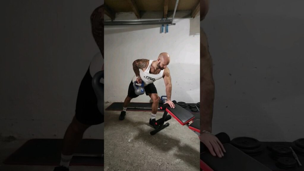 Rowing kettlebell Ă un bras avec rotation du poignet (one arm kettlebell row with wrist rotation)