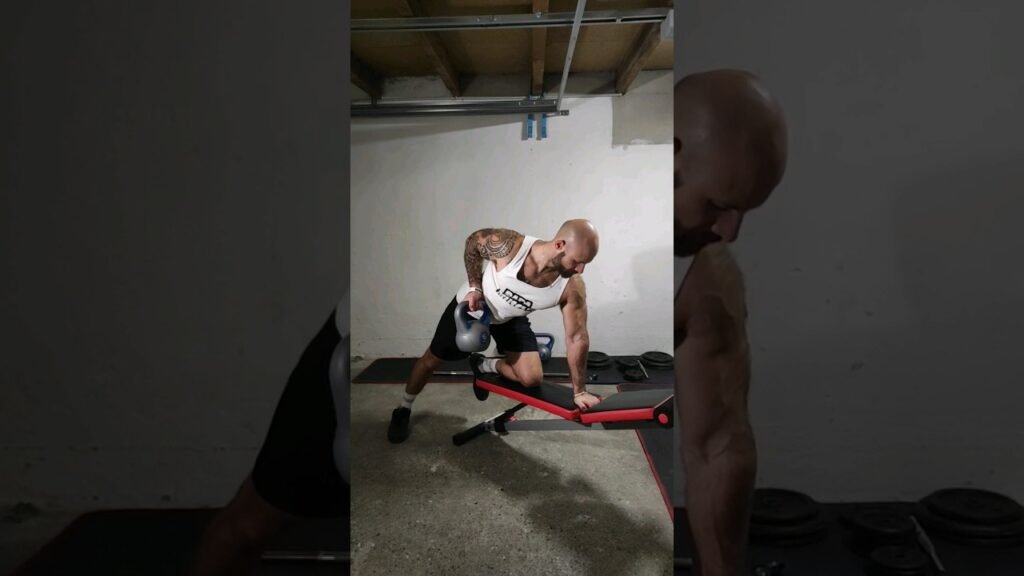 Rowing kettlebell Ă un bras avec rotation du poignet Ă genou (kneeling one arm kettlebell row with wrist rotation)