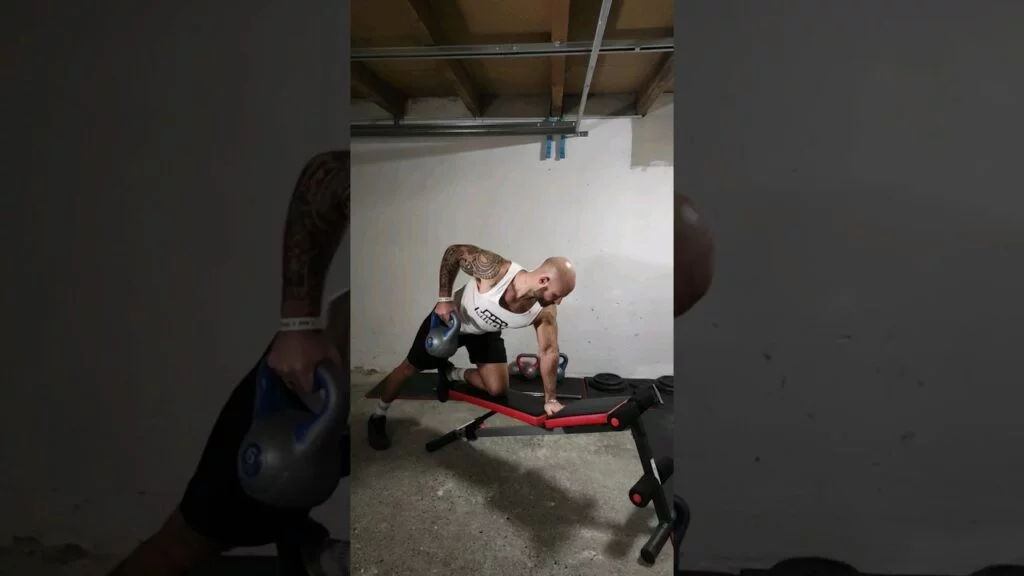 Rowing kettlebell à un bras à genou (kneeling one arm kettlebell row)