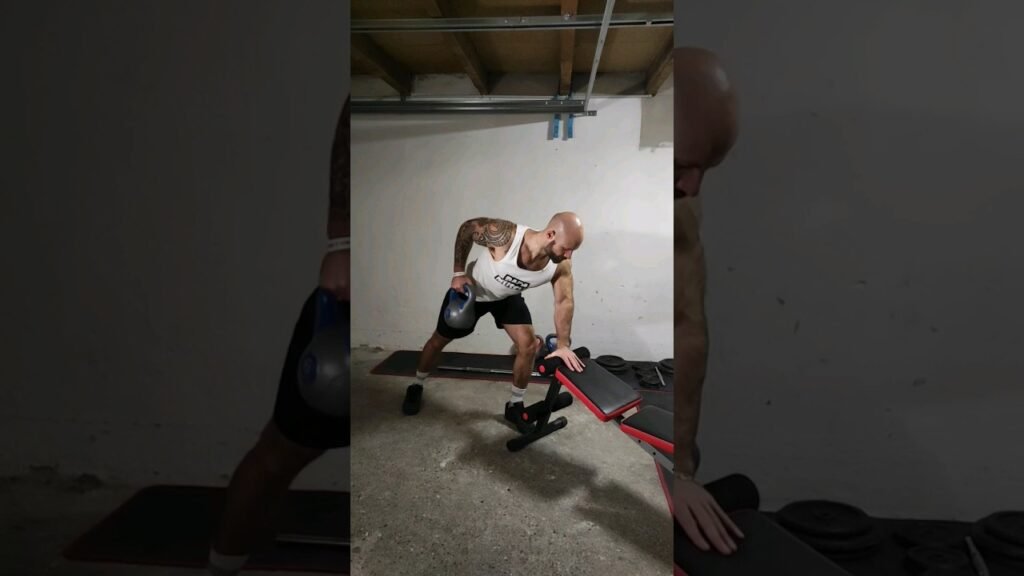 Rowing kettlebell Ă un bras (one arm kettlebell row)